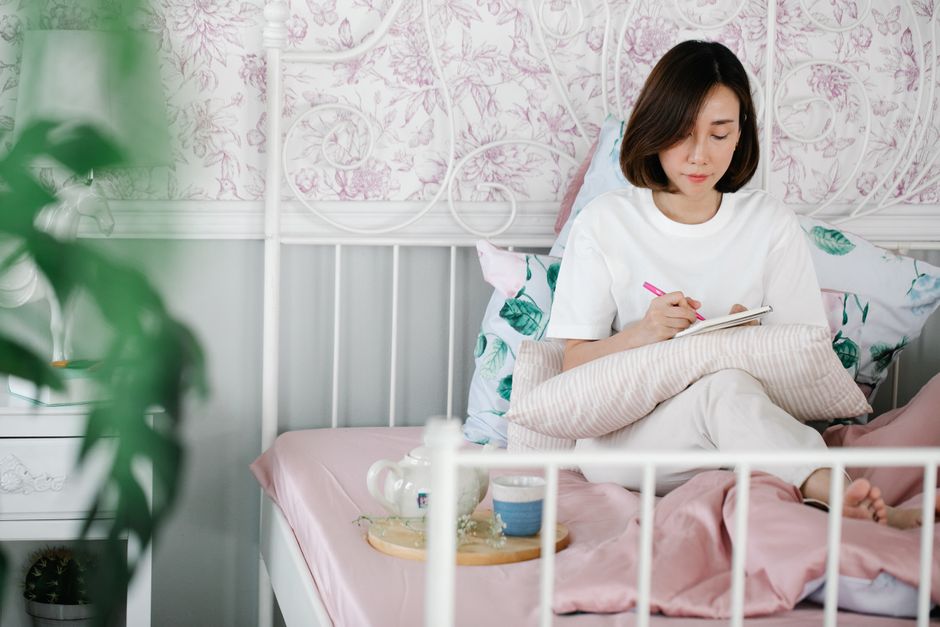 Perempuan menulis jurnal sebagai bagian dari self-care harian
