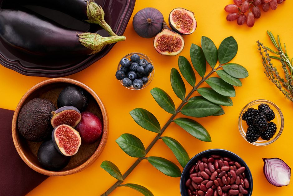 Aneka buah dan sayur warna-warni sebagai sumber nutrisi seimbang
