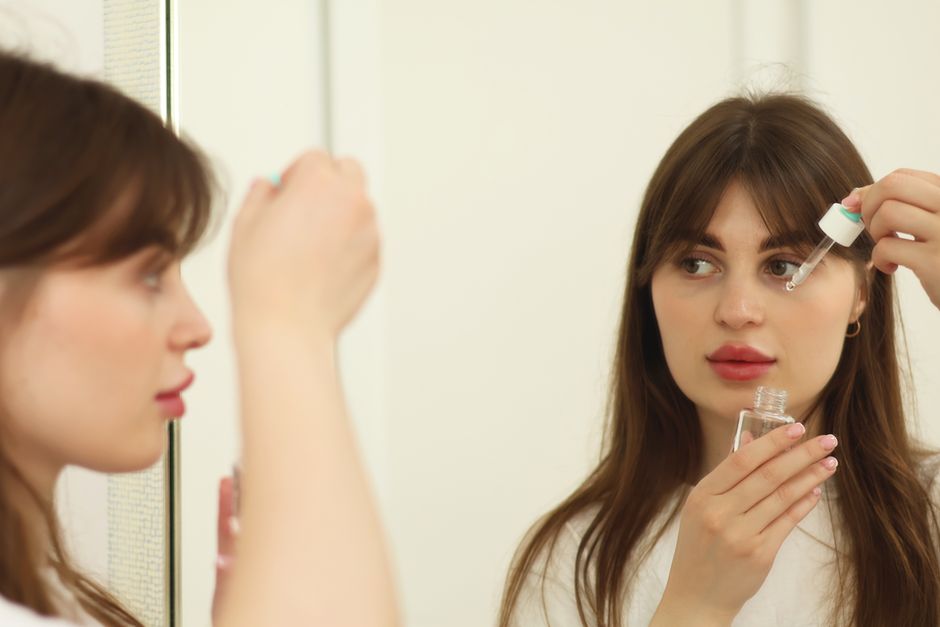 Perempuan sedang melakukan rutinitas skincare malam